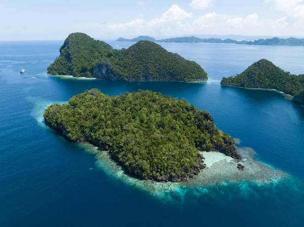 Krásné Korálové Útesy Obklopují Dramatické Vápencové Ostrovy Které Zvedají Rajova — Stock fotografie