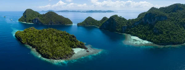 Όμορφοι Κοραλλιογενείς Ύφαλοι Περιβάλλουν Δραματικά Ασβεστολιθικά Νησιά Που Αναδύονται Από — Φωτογραφία Αρχείου