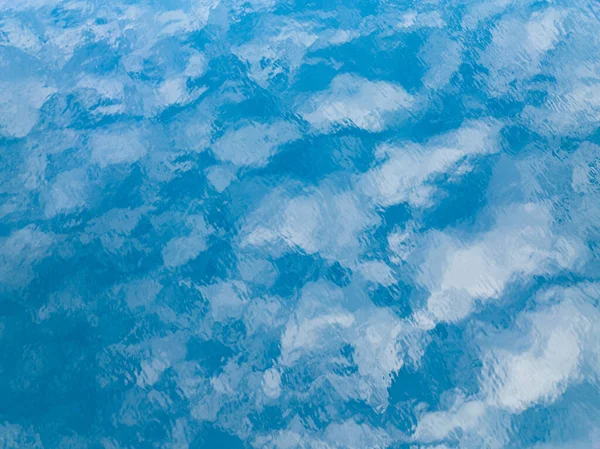Wolken Spiegeln Sich Der Ruhigen Oberfläche Des Tropischen Pazifiks — Stockfoto