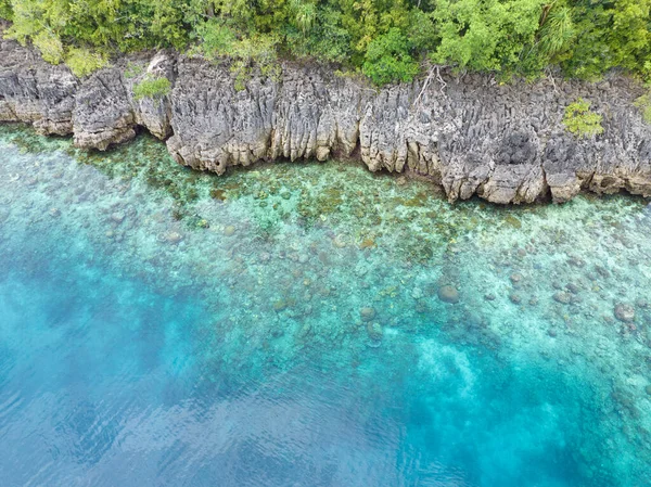 Recifes Coral Cercam Dramáticas Ilhas Calcário Que Foram Erguidas Bela — Fotografia de Stock