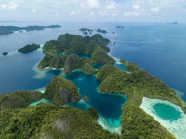 Piękne Rafy Koralowe Otaczają Dramatyczne Wyspy Wapienne Które Powstają Morskiego — Zdjęcie stockowe