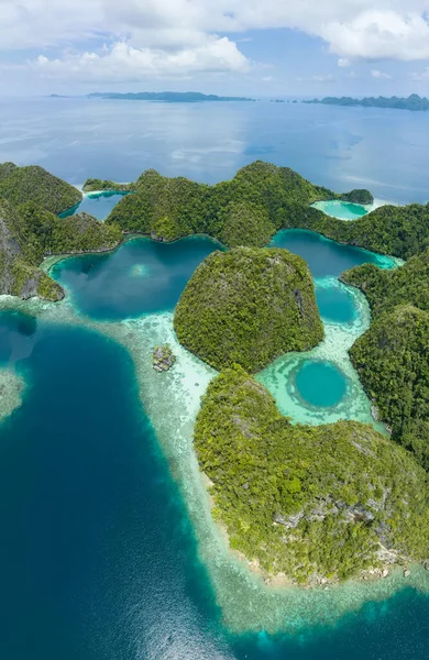Belos Recifes Coral Cercam Dramáticas Ilhas Calcário Que Erguem Paisagem — Fotografia de Stock
