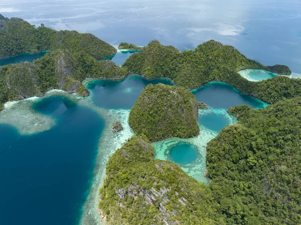 Beautiful Coral Reefs Surround Dramatic Limestone Islands Rise Raja Ampat — Stock Photo, Image