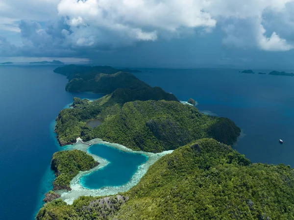 Laguna Tvaru Srdce Obklopená Dramatickými Vápencovými Ostrovy Které Tyčí Rajova — Stock fotografie
