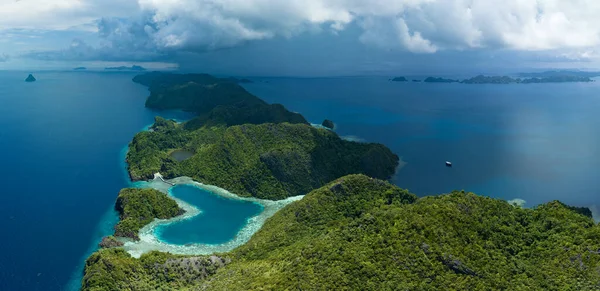 Μια Λιμνοθάλασσα Σχήμα Καρδιάς Περιβάλλεται Από Δραματικά Ασβεστολιθικά Νησιά Που — Φωτογραφία Αρχείου