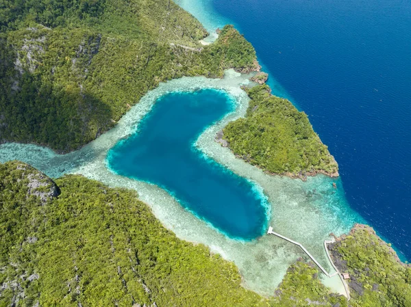 Una Laguna Forma Corazón Está Rodeada Por Espectaculares Islas Piedra —  Fotos de Stock