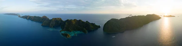 Amanecer Ilumina Las Dramáticas Islas Piedra Caliza Que Surgen Del — Foto de Stock