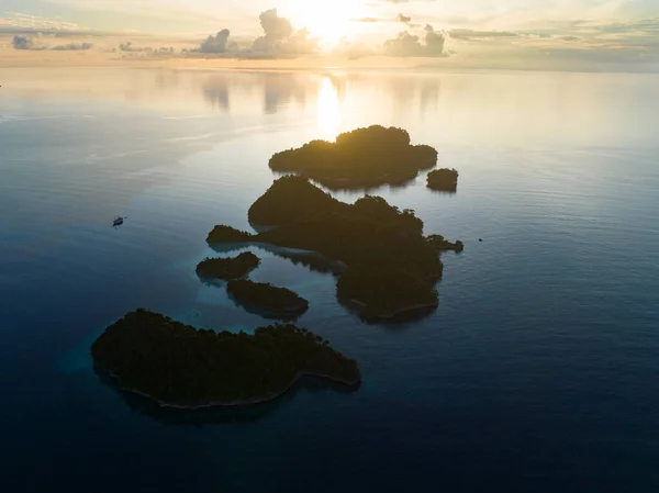 Lever Soleil Paisible Illumine Les Îles Calcaires Spectaculaires Qui Élèvent — Photo