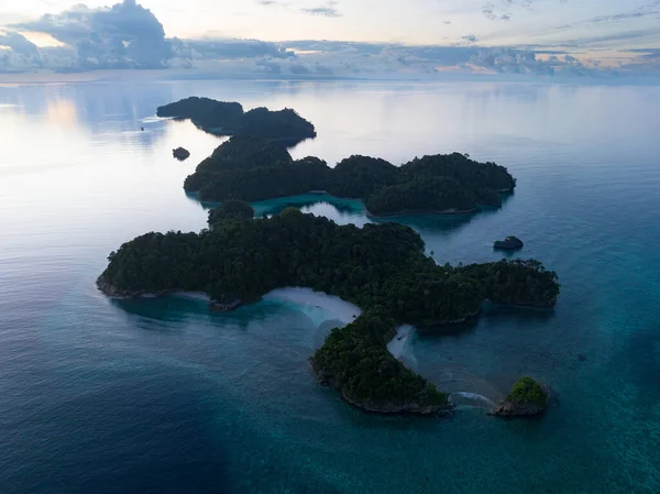 Spokojny Wschód Słońca Oświetla Dramatyczne Wyspy Wapienne Które Powstają Pięknego — Zdjęcie stockowe