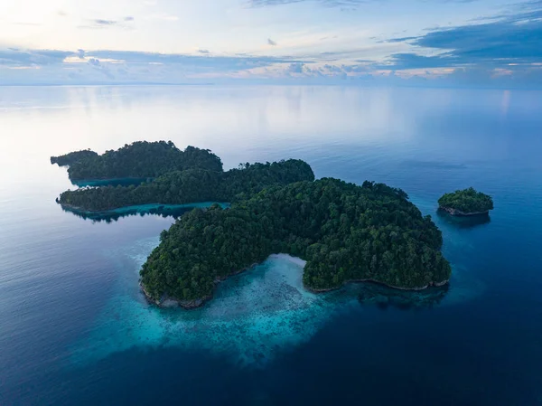 Klidný Východ Slunce Osvětluje Dramatické Vápencové Ostrovy Které Zvedají Krásného — Stock fotografie