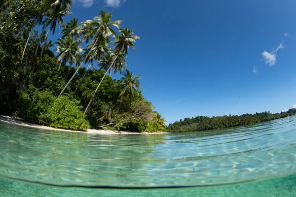 Καθαρό Ζεστό Νερό Λούζει Ένα Απομακρυσμένο Τροπικό Νησί Στα Ανοικτά — Φωτογραφία Αρχείου