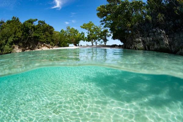 Água Limpa Morna Banha Uma Remota Ilha Tropical Largo Costa — Fotografia de Stock