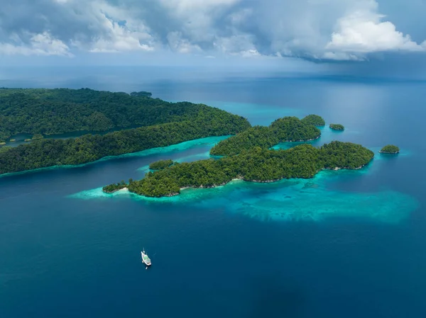 Zdravé Okrajové Korálové Útesy Rostou Kolem Krásných Ostrovů Které Zvedají — Stock fotografie