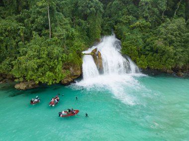 İnanılmaz bir şelale yağmur ormanlarından çıkıp Endonezya 'nın Batı Papua kıyısındaki okyanusa düşüyor. Momon yakınlarındaki bu güzel bölge olağanüstü bir karasal ve deniz biyolojik çeşitliliği barındırıyor..