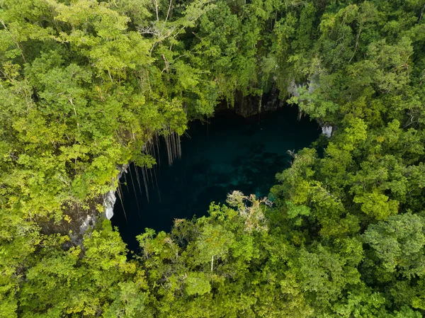 Techo Colapsado Una Oscura Cueva Llena Agua Abre Una Isla — Foto de Stock