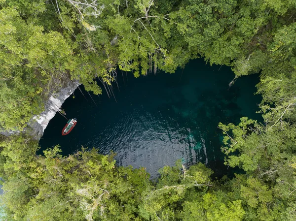 Techo Colapsado Una Oscura Cueva Llena Agua Abre Una Isla — Foto de Stock