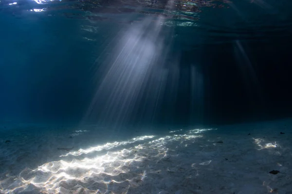 Rayos Luz Brillante Parpadean Bajo Agua Borde Una Isla Tropical — Foto de Stock