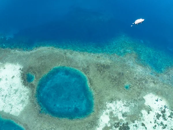 구멍은 인도네시아 코모도 근처의 지대에서 파란색 구멍은 방법으로 수있지만 붕괴된 — 스톡 사진