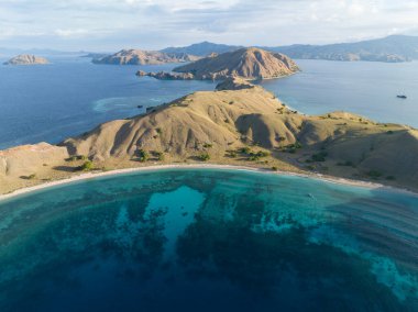 Endonezya 'daki Komodo Ulusal Parkı' ndaki Gili Lau Düzlüğü 'nde güzel mercan resifleri ve cennet plajları bulunur. Küçük Sunda Adaları 'nın bu bölümü olağanüstü deniz biyolojik çeşitliliğine sahiptir..