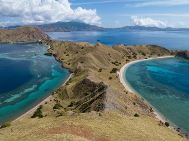 Endonezya 'daki Komodo Ulusal Parkı' ndaki Gili Lau Düzlüğü 'nde güzel mercan resifleri ve cennet plajları bulunur. Küçük Sunda Adaları 'nın bu bölümü olağanüstü deniz biyolojik çeşitliliğine sahiptir..