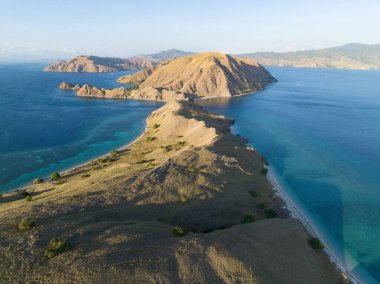 Endonezya 'daki Komodo Ulusal Parkı' ndaki Gili Lau Düzlüğü 'nde güzel mercan resifleri ve cennet plajları bulunur. Küçük Sunda Adaları 'nın bu bölümü olağanüstü deniz biyolojik çeşitliliğine sahiptir..