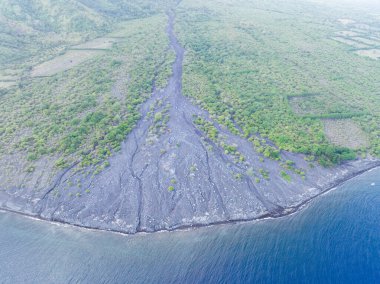 Endonezya 'daki Komodo Ulusal Parkı yakınlarındaki Sangeang Adası' nda yeni bir lav akıntısı okyanusla buluşuyor. Bu güzel ada, siyah kum deniz habitatlarıyla ünlüdür..