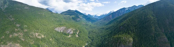険しい 森林に覆われた山々は 北カスケード国立公園の魅力です 北ワシントンのこの山岳地帯は絶対に美しく 夏の数ヶ月の間に簡単にアクセスできます — ストック写真