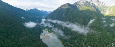 Kuzey Cascades Ulusal Parkı 'ndaki Diablo Gölü' nün çevresi ormanlarla kaplı. Kuzey Washington 'un bu dağlık bölgesine yaz aylarında çok güzel ve kolayca ulaşılabilir..