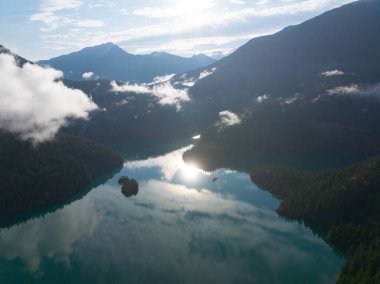 Kuzey Cascades Ulusal Parkı 'ndaki Diablo Gölü' nün çevresi ormanlarla kaplı. Kuzey Washington 'un bu dağlık bölgesine yaz aylarında çok güzel ve kolayca ulaşılabilir..