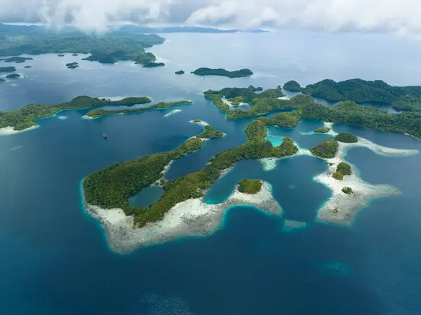 Las Increíblemente Pintorescas Islas Pef Están Bordeadas Manglares Rodeadas Hermosos — Foto de Stock
