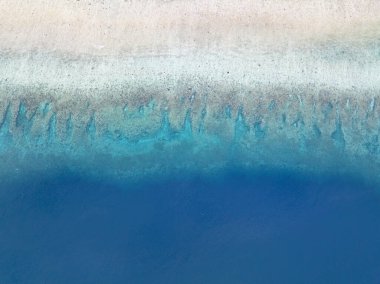 Endonezya, Ambon 'daki sığ bir mercan resifinde kuş bakışı ve oyuk kanallarından görüldü. Bu bölge olağanüstü deniz biyolojik çeşitliliğine ev sahipliği yapıyor..