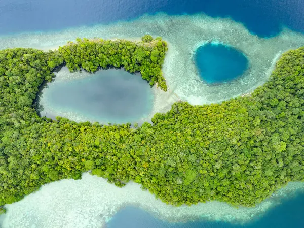 Las Islas Piedra Caliza Bordeadas Por Arrecifes Surgen Del Paisaje — Foto de Stock