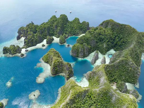 石灰岩岛屿巴尔巴罗尔岛 与珊瑚礁相连 从拉贾 安帕特的热带海景中升起 该地区因其海洋生物多样性高而被称为珊瑚三角区的中心 图库图片