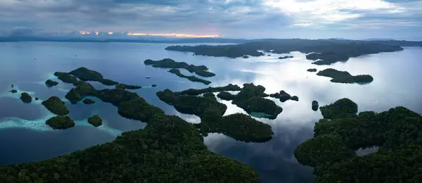 黎明的轮廓描绘了拉贾 安帕塔美丽的海景中美丽的小岛 印度尼西亚的这一地区因其海洋生物多样性高而被称为珊瑚三角区的中心 图库照片