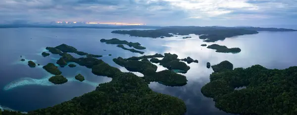 Malownicze Wyspy Wapienne Pef Otoczone Rafą Wynurzają Się Tropikalnego Krajobrazu Zdjęcia Stockowe bez tantiem