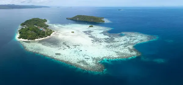 암팟에 프리윈과 프리윈 본다의 섬들은 아름다운 산호초로 둘러싸여 있습니다 지역은 스톡 사진