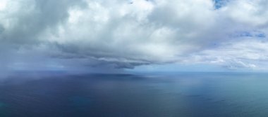 Havadan bakıldığında, tropik Pasifik Okyanusu 'nu silip süpüren bir yağmur fırtınası görülüyor.. 