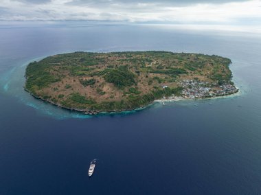 Endonezya 'nın Alor kentinden çok uzak olmayan Pulau Ternatif adası yakınlarında küçük bir dalış botu sürükleniyor. Bu alan Mercan Üçgeni 'nin bir parçasıdır ve olağanüstü çeşitlilikteki mercan resiflerine ev sahipliği yapar..