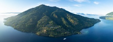 Pulau Pura, Endonezya 'nın Alor ve Pantar arasındaki Pantar Boğazı' nın ortasında yer alır. Ada güzel mercan resiflerini ve çok çeşitli renkli resif balıklarını barındırır..