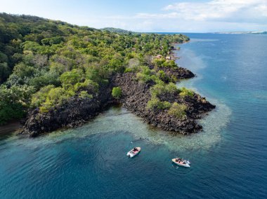 Snorkeller Endonezya 'nın Pulau Lembata adasını çevreleyen biyolojik çeşitlilikteki mercan resiflerini araştırıyorlar. Bu güzel ve biyolojik çeşitlilik ünlü Ateş Çemberi 'nin bir parçasıdır ve volkanik olarak aktiftir..