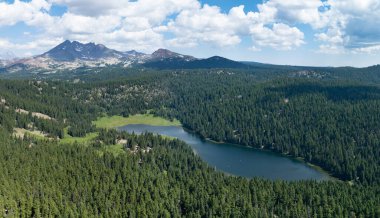 Bulutlar Todd Gölü 'nün ve Oregon' daki Three Sisters dağlarının üzerinde sürükleniyor. Bu dağlar ve çevresindeki ormanlar, Bend yakınlarında, olağanüstü yürüyüş, bisiklet, tırmanma ve kamp olanakları sağlar..