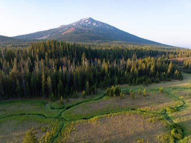 Gün doğumu dağı aydınlatır. Bekar, Oregon, yaz boyunca açık havada. Bu manzaralı dağ ve çevresindeki ormanlar, Bend yakınlarında, olağanüstü yürüyüş, bisiklet, tırmanma ve kamp olanakları sağlar..