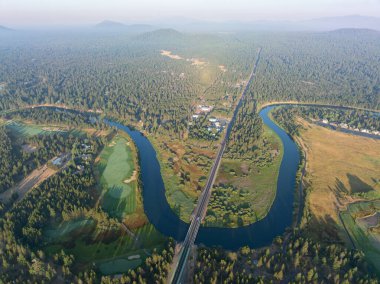Güzel Deschutes Nehri Sunriver, Oregon yakınlarındaki kırsal alanda esiyor. Cascade Dağları 'nın eteklerindeki bu bölge yaz ve kış aylarında popüler bir tatil beldesidir..