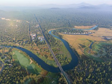 Güzel Deschutes Nehri Sunriver, Oregon yakınlarındaki kırsal alanda esiyor. Cascade Dağları 'nın eteklerindeki bu bölge yaz ve kış aylarında popüler bir tatil beldesidir..