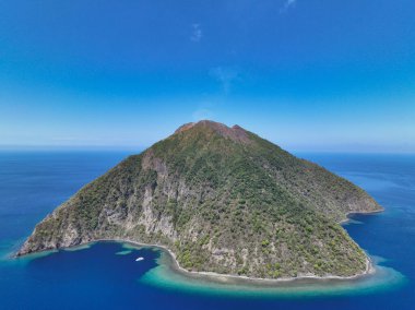 Komba Adası, Endonezya 'nın Küçük Sunda Adaları' ndaki Lembata adasının yaklaşık 70 km kuzeyinde yer alır. Resiflerle çevrili bu uzak ada, sık sık patlayan aktif bir volkandır..