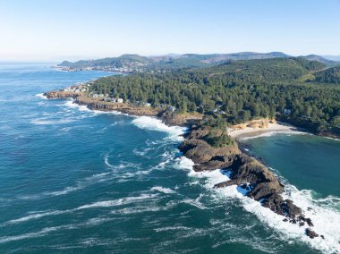 Pasifik Okyanusu, Lincoln City 'nin güneyinde olmayan Oregon' un kayalık ve engebeli kıyı şeridine karşı kıyıya vurur. Pasifik 'in kuzeybatı sahilinin bu bölümü inanılmaz derecede manzaralı ve 101. Otoyol' dan ulaşılabilir..