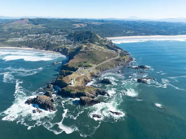 Yaquina Baş Feneri Newport, Oregon 'un manzaralı ve engebeli kıyı şeridi boyunca duruyor. Bu güzel 93 feet uzunluğunda deniz feneri 1872 'de inşa edildi ve Oregon' daki en uzun deniz feneridir..