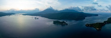 Kuzey Sulawesi 'deki Lembeh Boğazı' ndan sakin su akar. Bu tropikal alan deniz biyolojik çeşitliliğinin bolluğuna ev sahipliği yapar ve dalgıçlar arasında popülerdir..
