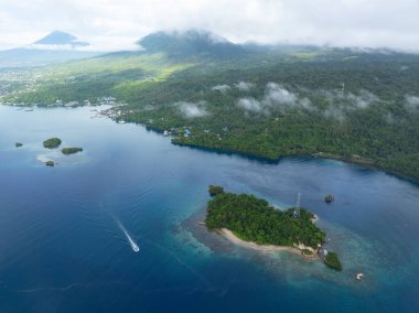 Kuzey Sulawesi 'deki Lembeh Boğazı' ndan sakin su akar. Bu tropikal alan deniz biyolojik çeşitliliğinin bolluğuna ev sahipliği yapar ve dalgıçlar arasında popülerdir..
