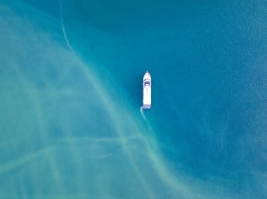 Kuzey Sulawesi, Endonezya açıklarındaki sığ denizler karasal çamurlarla kaplıdır. Nehirlerden gelen besin akıntısı, bölgedeki mercan resiflerinin sağlığının azaltılmasında büyük rol oynar..